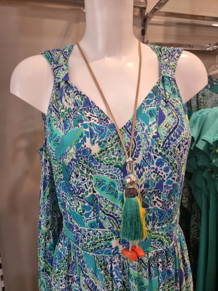 Mannequin avec une robe à fleure
